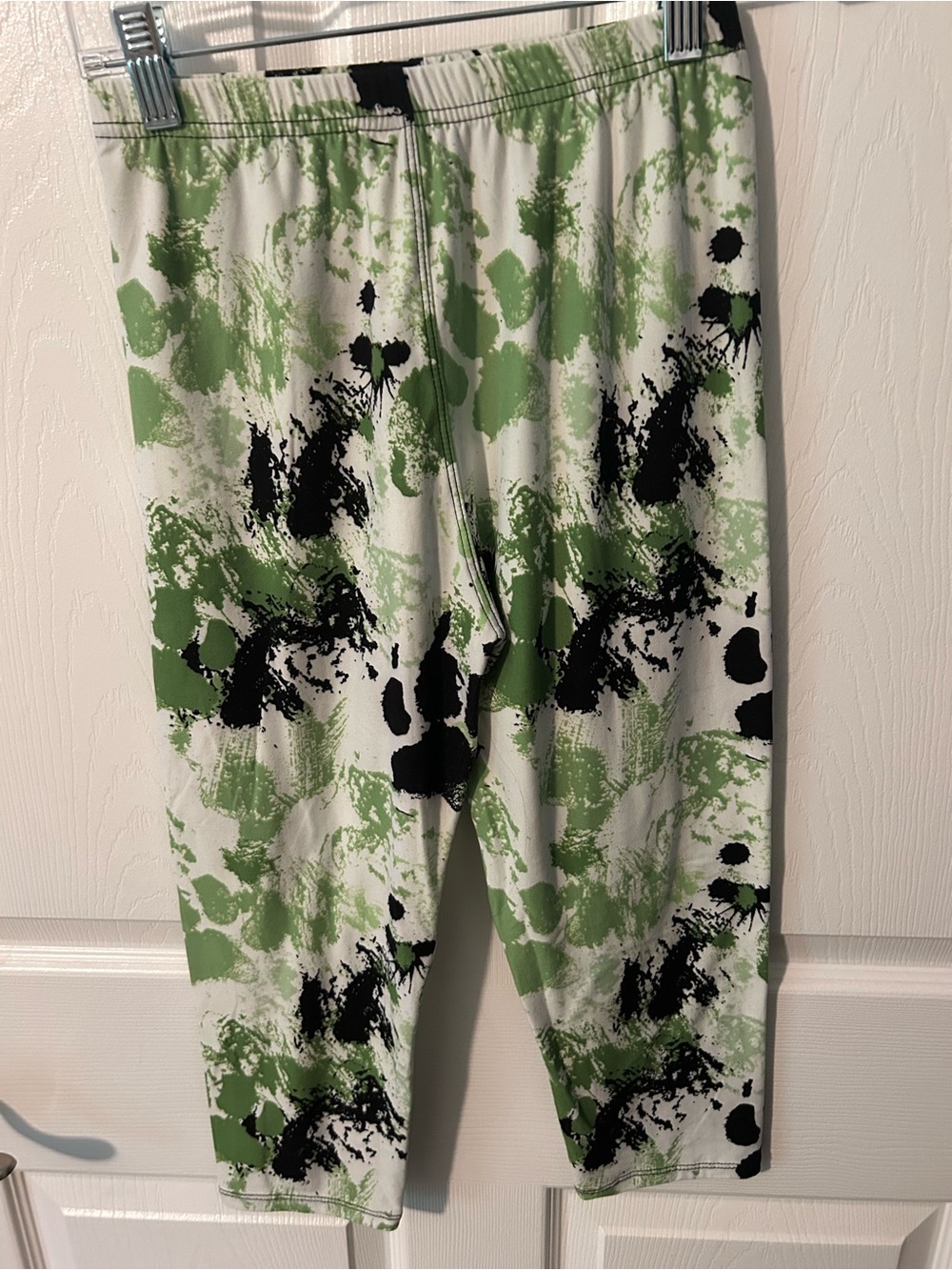 Women's Green & Black Pawprint Splash Print Capri Pants